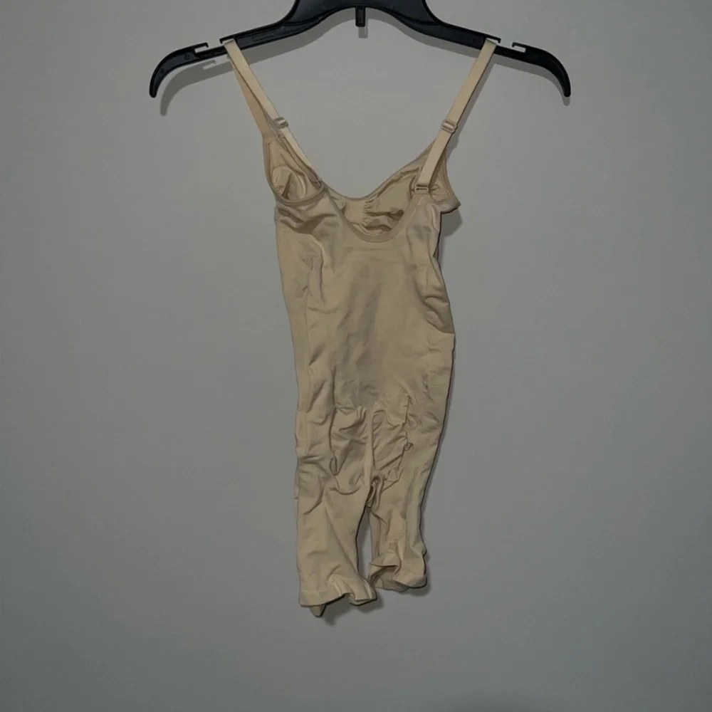 SKIMS SEAMLESS SCULPT MID THIGH BODYSUIT SAND SMALL